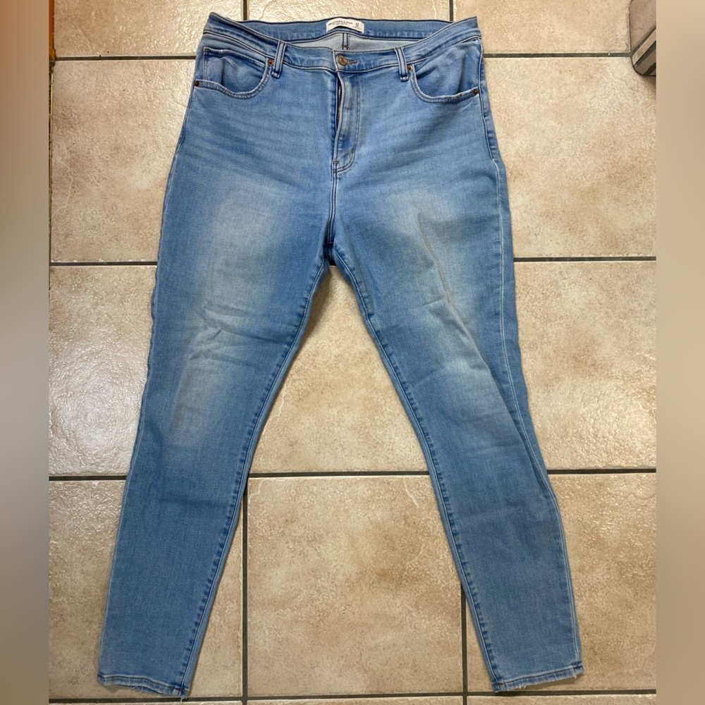 33-16 Ambercrombie jeans. Light wash